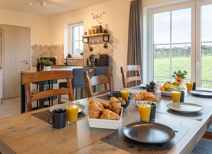 Gezellige woonkamer van Huisje in Bievre, vakantiehuis in de Ardennen, Belgie met comfortabele zitruimte en wereldkaart decoratie.