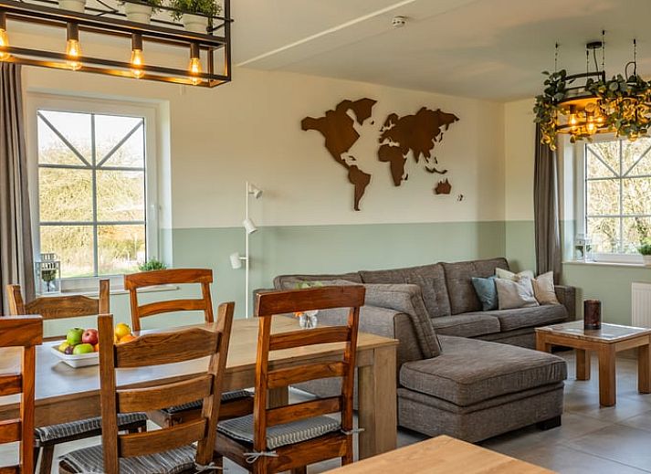 Buitenterras van Huisje in Bievre, vakantiehuis in Bievre, Ardennen met picknicktafel en uitzicht op groene velden.