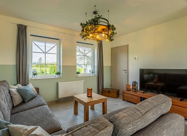 Buitenterras van Huisje in Bievre, vakantiehuis in Bievre, Ardennen met picknicktafel en uitzicht op groene velden.