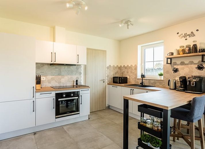 Buitenterras van Huisje in Bievre, vakantiehuis in Bievre, Ardennen met picknicktafel en uitzicht op groene velden.