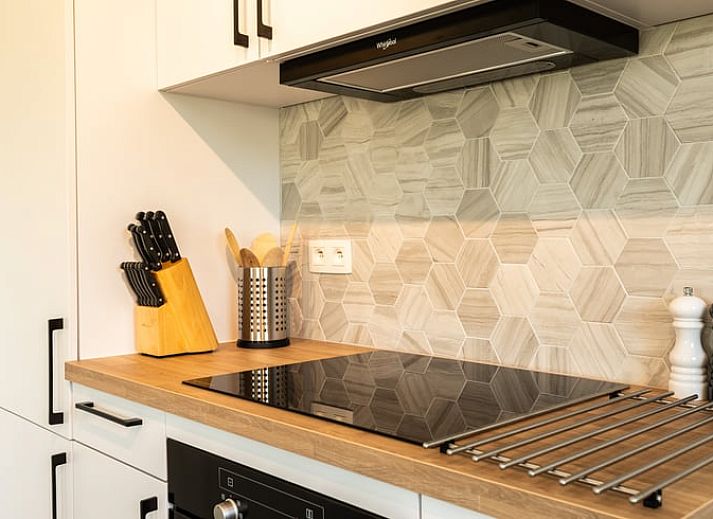 Buitenterras van Huisje in Bievre, vakantiehuis in Bievre, Ardennen met picknicktafel en uitzicht op groene velden.