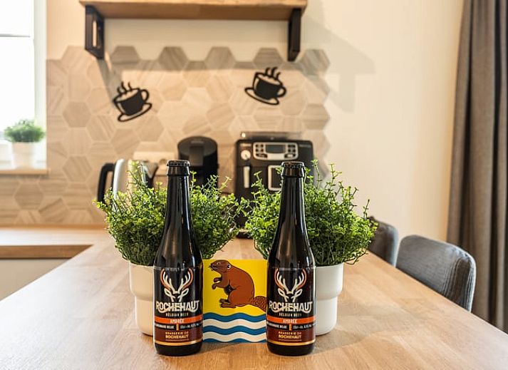 Buitenterras van Huisje in Bievre, vakantiehuis in Bievre, Ardennen met picknicktafel en uitzicht op groene velden.