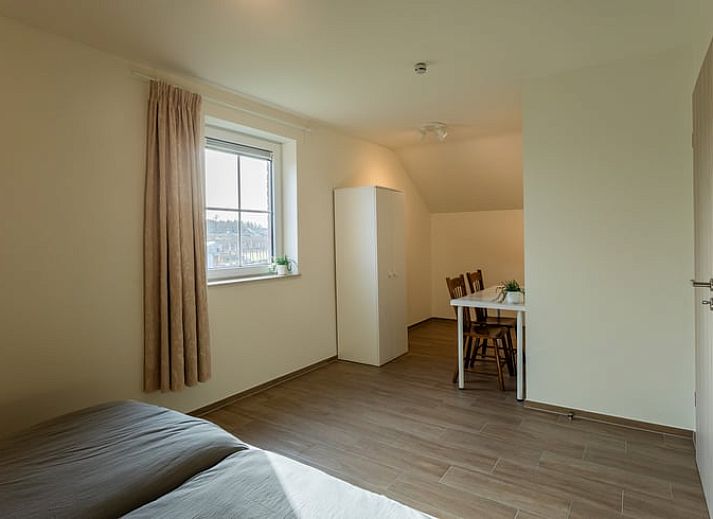 Keuken en eetruimte in Huisje in Bievre, vakantiehuis in Bievre, Ardennen met moderne voorzieningen en uitzicht op het landschap.