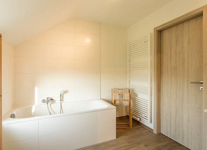 Keuken en eetruimte in Huisje in Bievre, vakantiehuis in Bievre, Ardennen met moderne voorzieningen en uitzicht op het landschap.