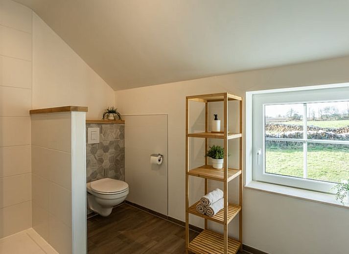 Keuken en eetruimte in Huisje in Bievre, vakantiehuis in Bievre, Ardennen met moderne voorzieningen en uitzicht op het landschap.