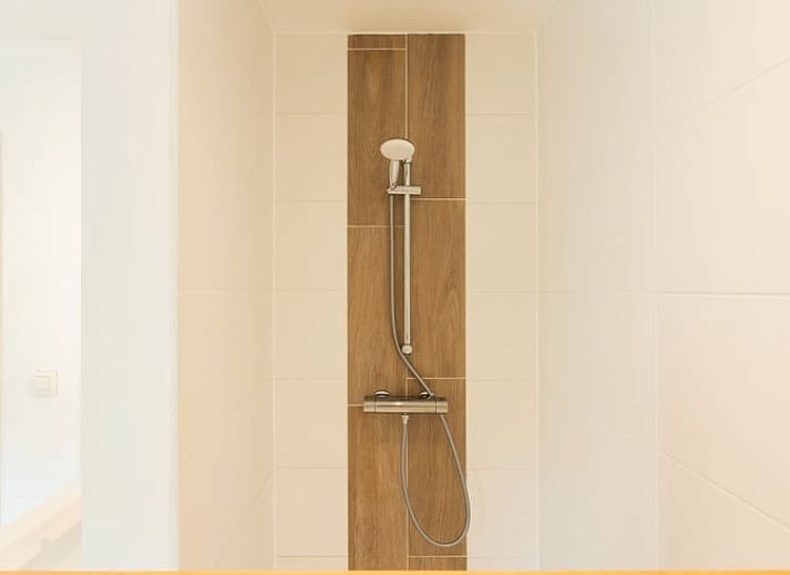 Eettafel met fruit in Huisje in Bievre, vakantiehuis in de Ardennen, Belgie, met sfeervolle ramen en groene omgeving.