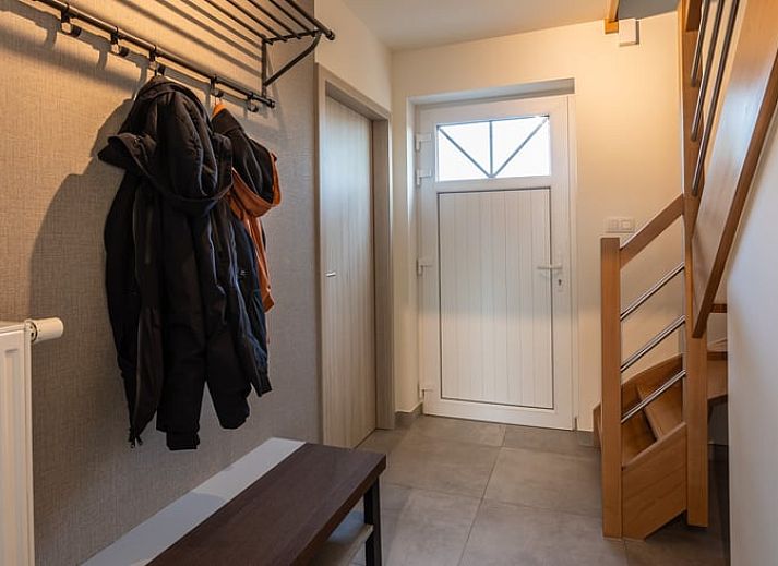 Eettafel met fruit in Huisje in Bievre, vakantiehuis in de Ardennen, Belgie, met sfeervolle ramen en groene omgeving.