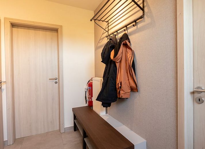 Eettafel met fruit in Huisje in Bievre, vakantiehuis in de Ardennen, Belgie, met sfeervolle ramen en groene omgeving.