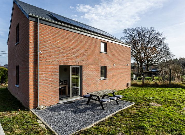Eettafel met fruit in Huisje in Bievre, vakantiehuis in de Ardennen, Belgie, met sfeervolle ramen en groene omgeving.