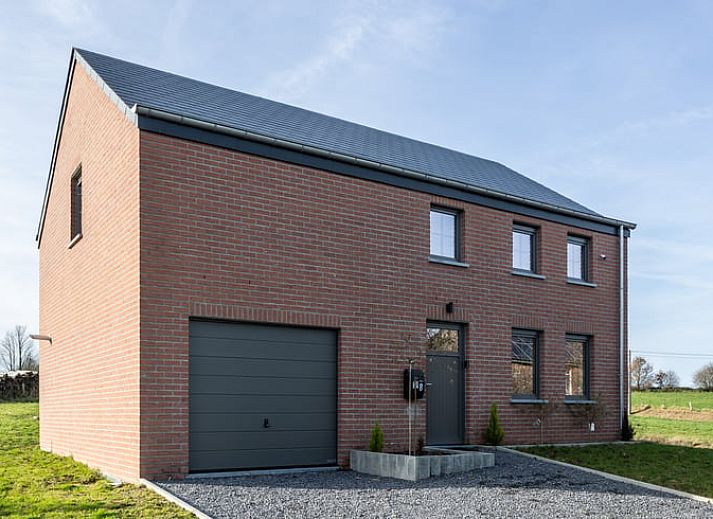 Eettafel met fruit in Huisje in Bievre, vakantiehuis in de Ardennen, Belgie, met sfeervolle ramen en groene omgeving.