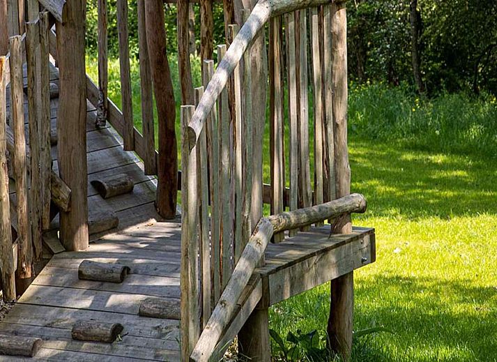 Natuerliche Umgebung bei ARD126 in Waulsort, Ardennen, mit Holzspielgeraeten fuer Kinder.