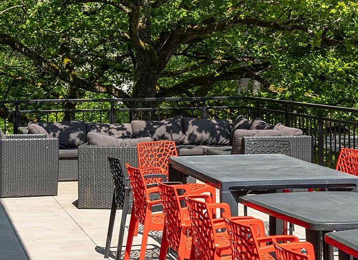 Natuerliche Umgebung bei ARD126 in Waulsort, Ardennen, mit Holzspielgeraeten fuer Kinder.