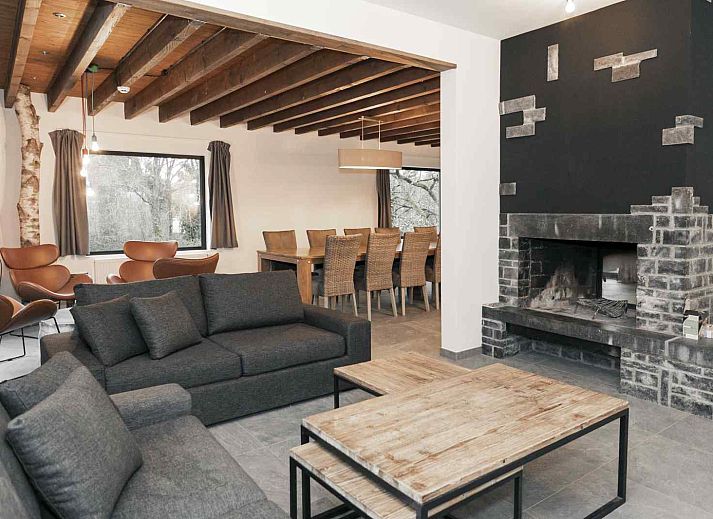 Gemuetliches Ferienhaus ARD126 in Waulsort, Ardennen mit Terrasse und gruener Umgebung.