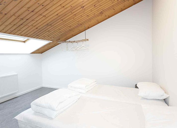 Gemuetliches Ferienhaus ARD126 in Waulsort, Ardennen mit Terrasse und gruener Umgebung.