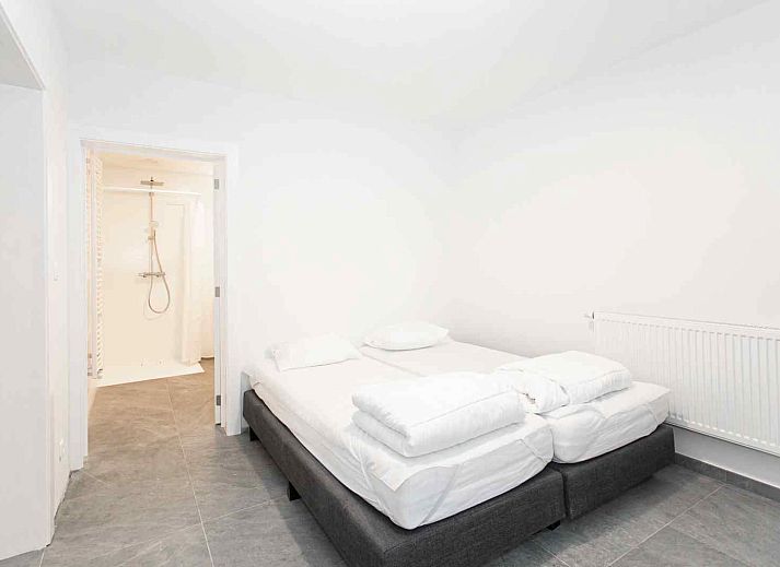 Gemuetliches Ferienhaus ARD126 in Waulsort, Ardennen mit Terrasse und gruener Umgebung.