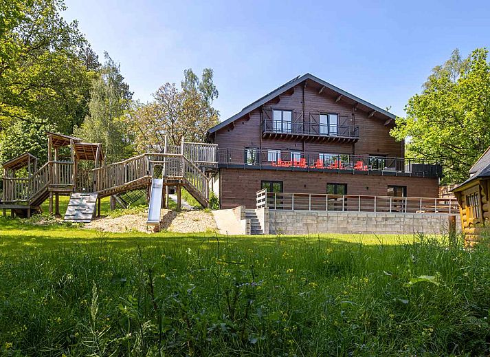 Gemuetliches Ferienhaus ARD126 in Waulsort, Ardennen mit Terrasse und gruener Umgebung.