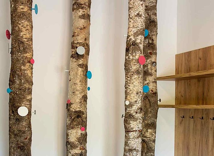 Spielgeraete aus Holz bei ARD126 in Waulsort, Ardennen, inmitten der Natur.