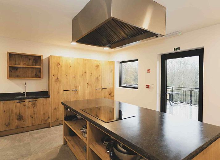 Spielgeraete aus Holz bei ARD126 in Waulsort, Ardennen, inmitten der Natur.