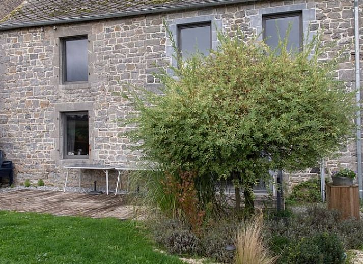 Ferienhaus in Couvin, in den Ardennen, Belgien, mit einer schoenen Steinfassade und einem grossen Garten.