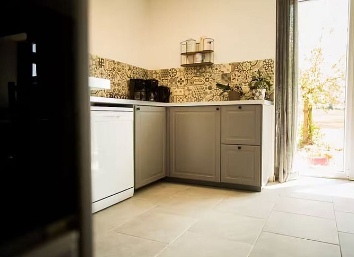 Rustikaler Charme im Ferienhaus in Couvin, Ardennen, Belgien, mit gruenem Garten und Steinfassade.