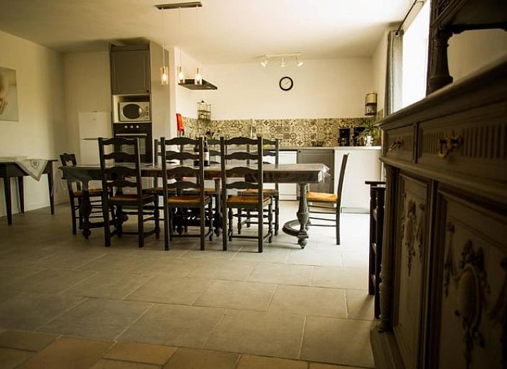 Rustikaler Charme im Ferienhaus in Couvin, Ardennen, Belgien, mit gruenem Garten und Steinfassade.