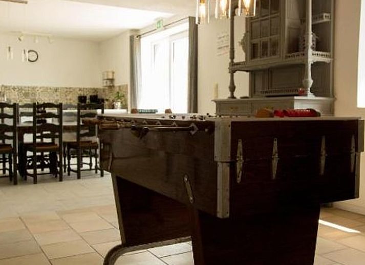 Rustikaler Charme im Ferienhaus in Couvin, Ardennen, Belgien, mit gruenem Garten und Steinfassade.