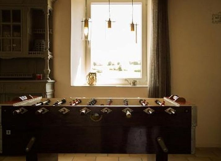 Rustikaler Charme im Ferienhaus in Couvin, Ardennen, Belgien, mit gruenem Garten und Steinfassade.