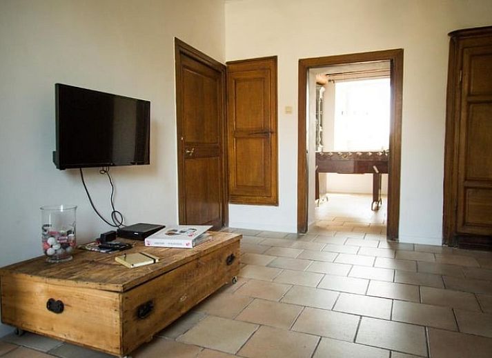 Natuerliche Umgebung im Ferienhaus in Couvin, Ardennen, Belgien, mit einer Steinfassade und Gruenpflanzen.