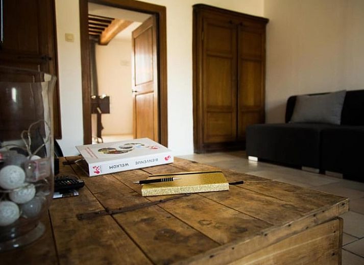 Natuerliche Umgebung im Ferienhaus in Couvin, Ardennen, Belgien, mit einer Steinfassade und Gruenpflanzen.