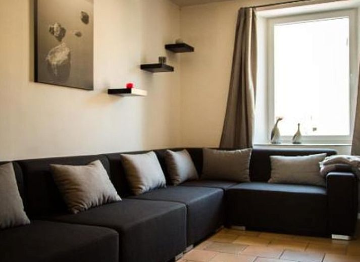 Natuerliche Umgebung im Ferienhaus in Couvin, Ardennen, Belgien, mit einer Steinfassade und Gruenpflanzen.