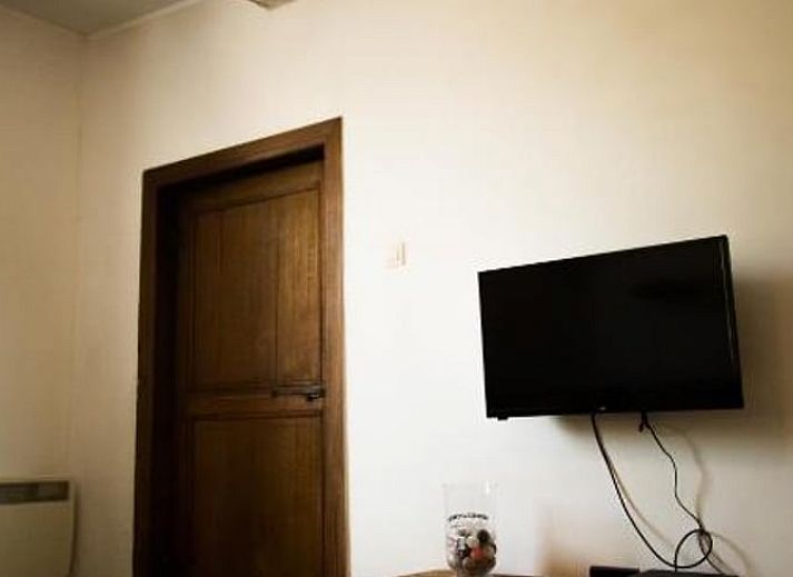 Natuerliche Umgebung im Ferienhaus in Couvin, Ardennen, Belgien, mit einer Steinfassade und Gruenpflanzen.