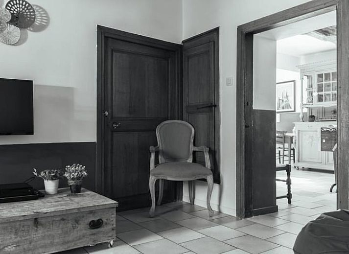 Natuerliche Umgebung im Ferienhaus in Couvin, Ardennen, Belgien, mit einer Steinfassade und Gruenpflanzen.