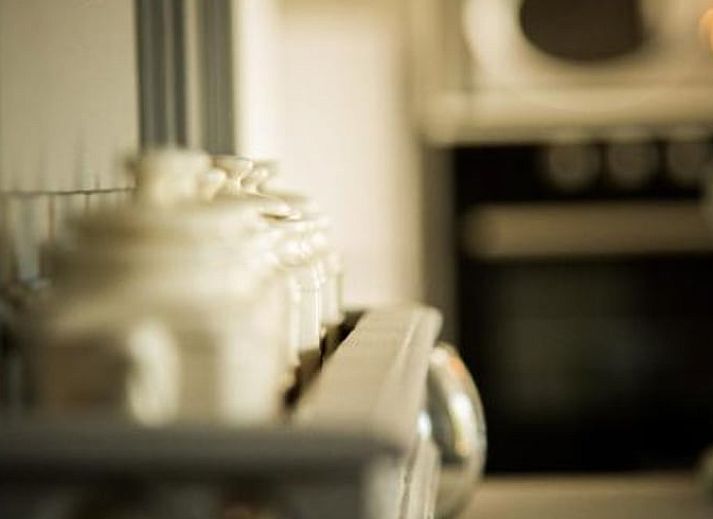 Gemuetliche Essecke im Ferienhaus in Couvin, Ardennen, Belgien, mit einem grossen Esstisch und einer modernen Kueche.