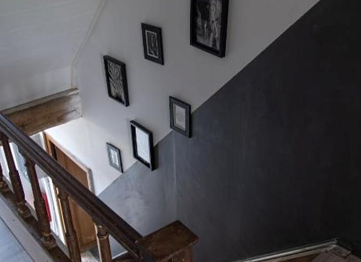 Gemuetliche Essecke im Ferienhaus in Couvin, Ardennen, Belgien, mit einem grossen Esstisch und einer modernen Kueche.