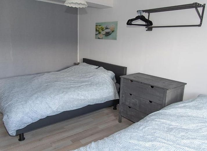 Gemuetliche Essecke im Ferienhaus in Couvin, Ardennen, Belgien, mit einem grossen Esstisch und einer modernen Kueche.