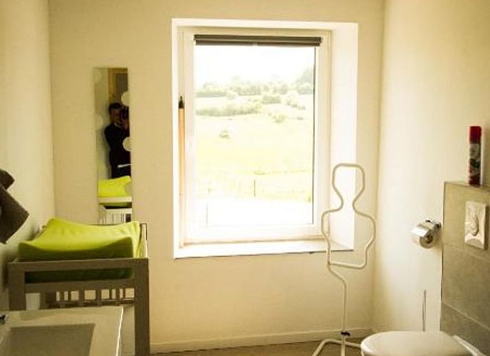 Moderne Kuecheneinrichtung im Ferienhaus in Couvin, Ardennen, Belgien, mit Backofen und stilvollem Dekor.