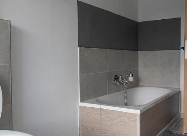 Moderne Kuecheneinrichtung im Ferienhaus in Couvin, Ardennen, Belgien, mit Backofen und stilvollem Dekor.