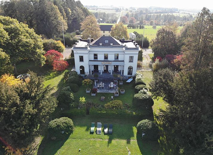 Ferienhaus fuer 8 Personen in Couvin, Ardennen bietet einen schoenen Blick auf die gruene Umgebung und einen grossen Garten zum Entspannen.