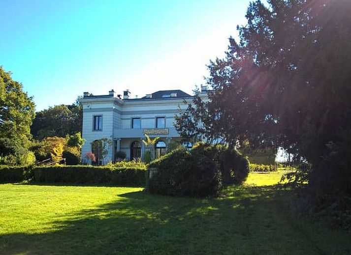 Ferienhaus fuer 8 Personen in Couvin, Ardennen bietet einen schoenen Blick auf die gruene Umgebung und einen grossen Garten zum Entspannen.