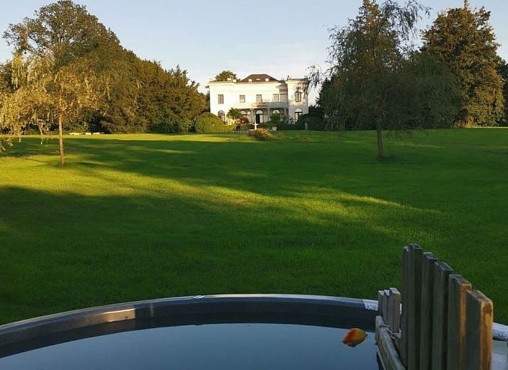 Geraeumiges Zimmer in einem Ferienhaus fuer 8 Personen, Couvin, Ardennen, Belgien, mit moderner Einrichtung und bequemen Betten.