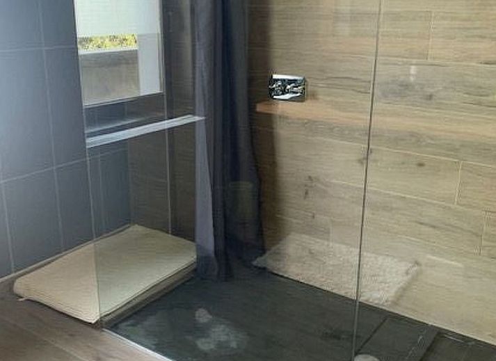 Stilvolles Schlafzimmer im Ferienhaus fuer 8 Personen, Couvin, Ardennen. Geniessen Sie Luxus und Komfort in diesem belgischen Ferienhaus.