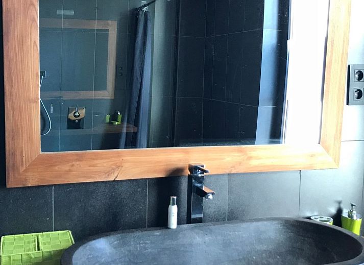 Geraeumiges Schlafzimmer in einem Ferienhaus fuer 8 Personen in Couvin, Ardennen, Belgien mit eleganter Einrichtung und Blick auf die Natur.