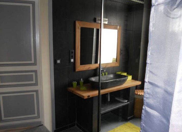 Geraeumiges Schlafzimmer in einem Ferienhaus fuer 8 Personen in Couvin, Ardennen, Belgien mit eleganter Einrichtung und Blick auf die Natur.