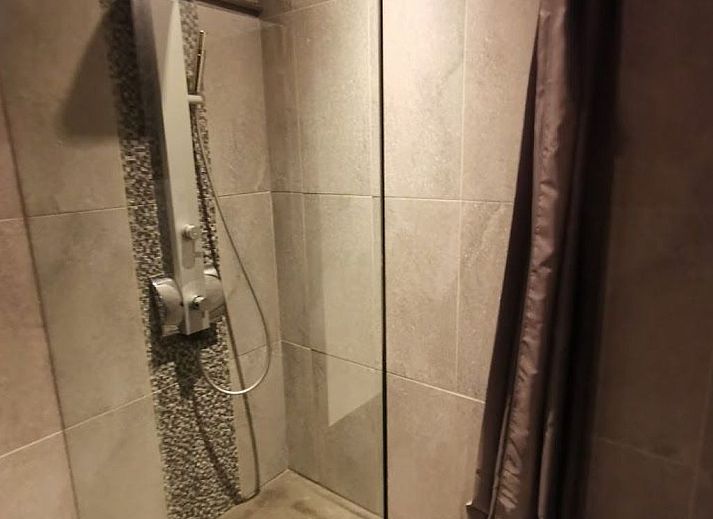 Geraeumiges Schlafzimmer in einem Ferienhaus fuer 8 Personen in Couvin, Ardennen, Belgien mit eleganter Einrichtung und Blick auf die Natur.