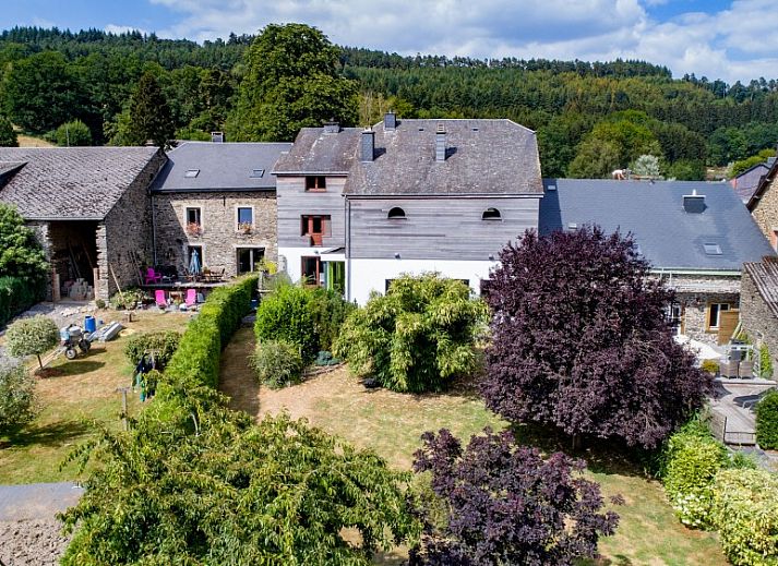 Ontspan in de buitenruimte van Vakantiehuis La Mouche in Vresse-sur-Semois, Ardennen, met sauna en jacuzzi.