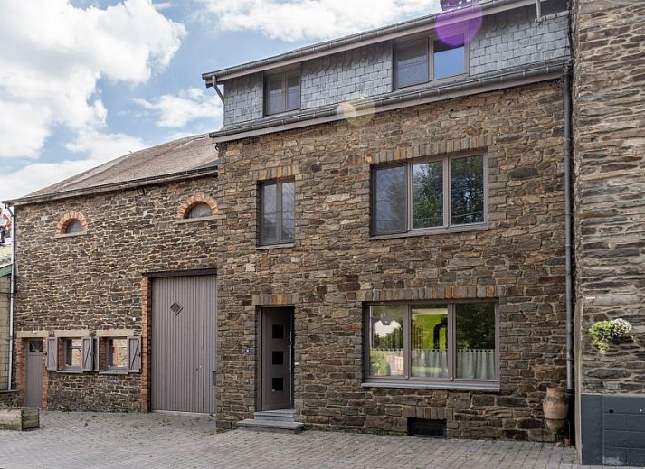 Ontspan in de buitenruimte van Vakantiehuis La Mouche in Vresse-sur-Semois, Ardennen, met sauna en jacuzzi.