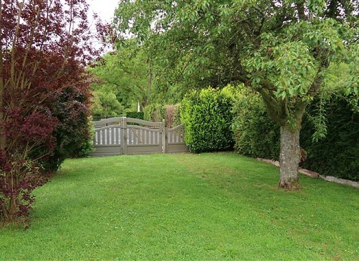 Ontspan in de buitenruimte van Vakantiehuis La Mouche in Vresse-sur-Semois, Ardennen, met sauna en jacuzzi.