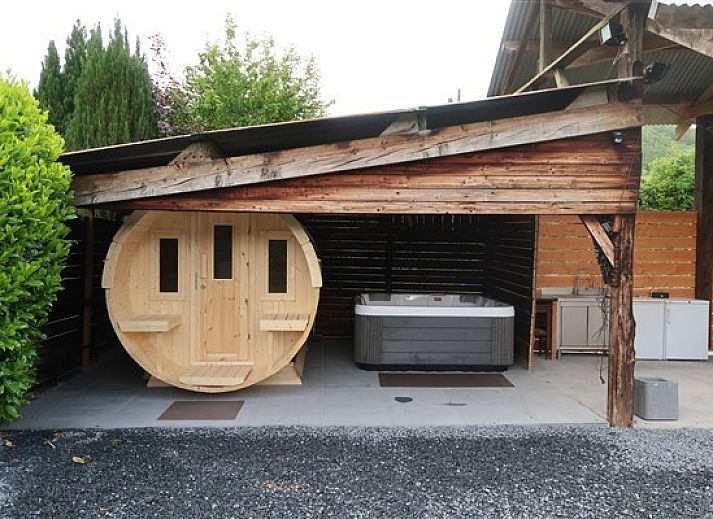 Luchtfoto van Vakantiehuis La Mouche, een ruim vakantiehuis voor 15 personen in Vresse-sur-Semois, Ardennen.