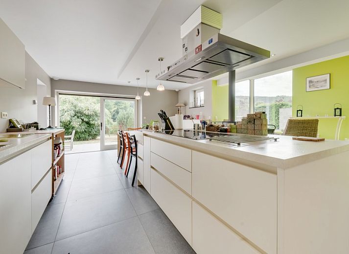 Luchtfoto van Vakantiehuis La Mouche, een ruim vakantiehuis voor 15 personen in Vresse-sur-Semois, Ardennen.