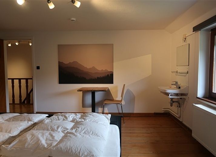 Groene tuinen omringen Vakantiehuis La Mouche in Vresse-sur-Semois, perfect voor een ontspannen vakantie in de Ardennen.